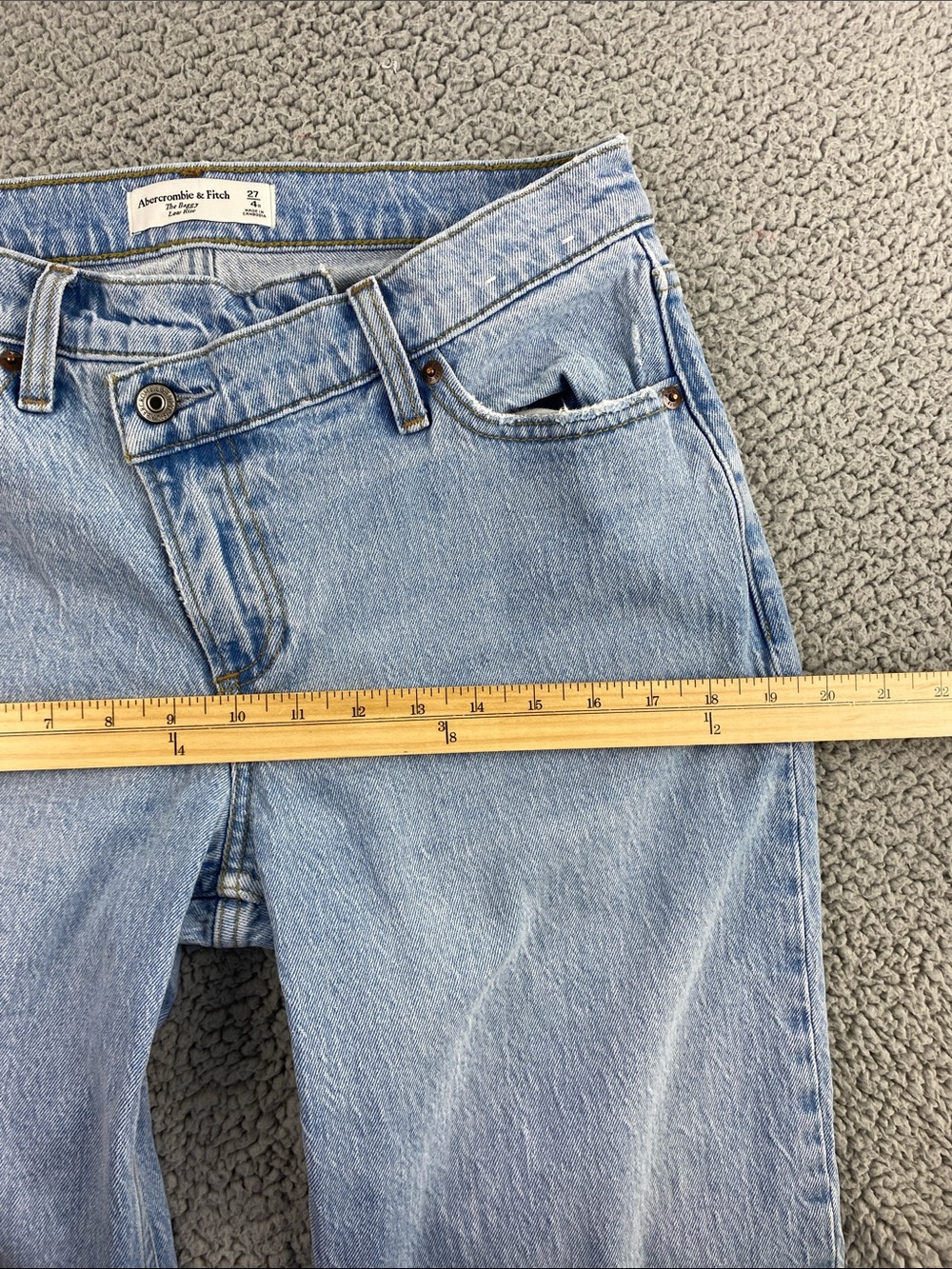 Abercrombie & Fitch The Baggy Low Rise Jeans Crossover Waist Light Wash Size 27 - Picture 7 of 13
